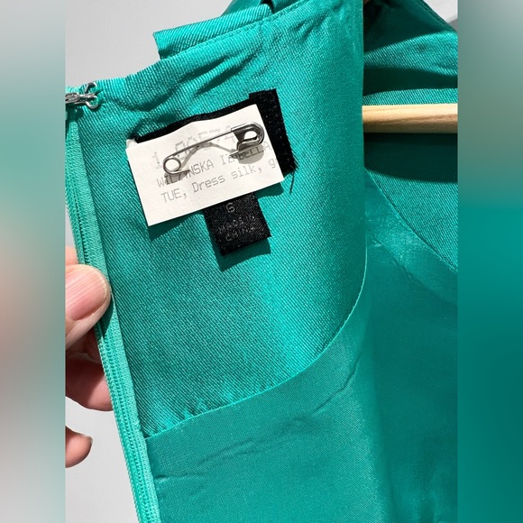 💚 gorgeous pure silk dress in a fitted silhouette with unique raffle detail - Picture 3 of 9